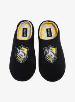 Harry Potter Hufflepuff Badger Crest Slippers - BoxLunch Exclusive -Boxlunch 18858786 av1