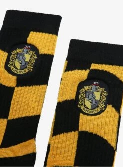 Harry Potter Hufflepuff Crest Wavy Checkered Crew Socks - BoxLunch Exclusive -Boxlunch 19465594 av1